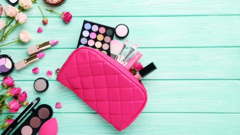 Beauty case, necessaire o bustina? Scopri come portare in vacanza i tuoi prodotti irrinunciabili